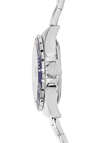 Sidabrinis nerūdijančio plieno laikrodis su apvalia korpusu, mėlynu bezeliu ir išgraviruotais detalėmis. Yra tekstūruota karūna ir sujungta apyrankės konstrukcija.