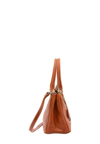 Borsa in pelle marrone chiaro con una forma arrotondata, doppi manici superiori e tracolla regolabile. Presenta accessori in metallo e cuciture in contrasto.