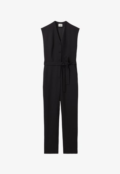 Jumpsuit sans manches noir avec un décolleté en V, des boutons sur le devant, une ceinture nouée à la taille et des jambes droites et étroites. Fabriqué en tissu lisse et opaque.