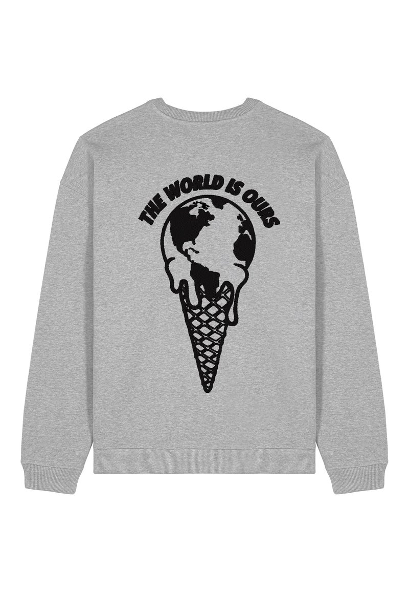 Grijs sweatshirt met een zwarte graphic van een ijscone met de Aarde erop, tekst "DE WERELD IS VAN ONS" boven het ontwerp.