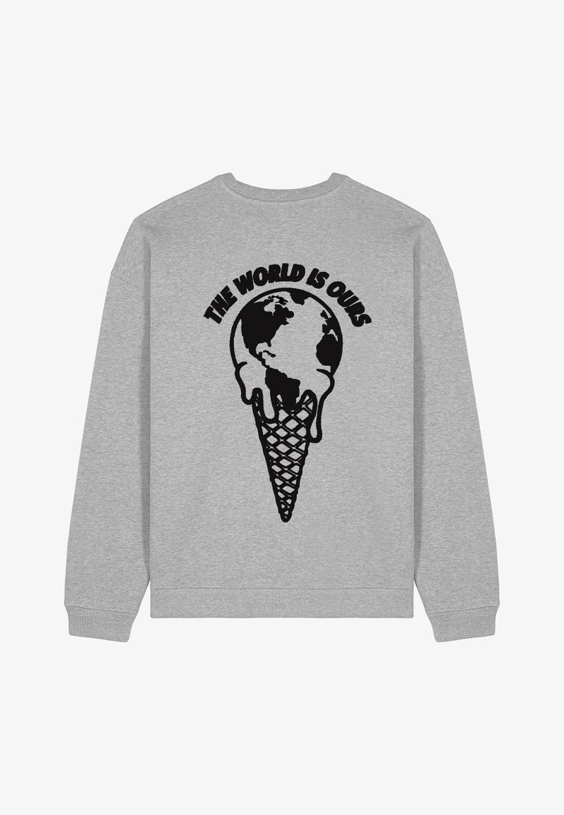 Felpa grigia con una grafica nera di un cono gelato con la Terra sopra, testo "IL MONDO È NOSTRO" sopra il design.