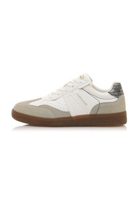Zapatillas blancas y grises con texturas de ante y cuero, diseño con cordones, detalles perforados y suela de goma marrón. Acento plateado en el talón.