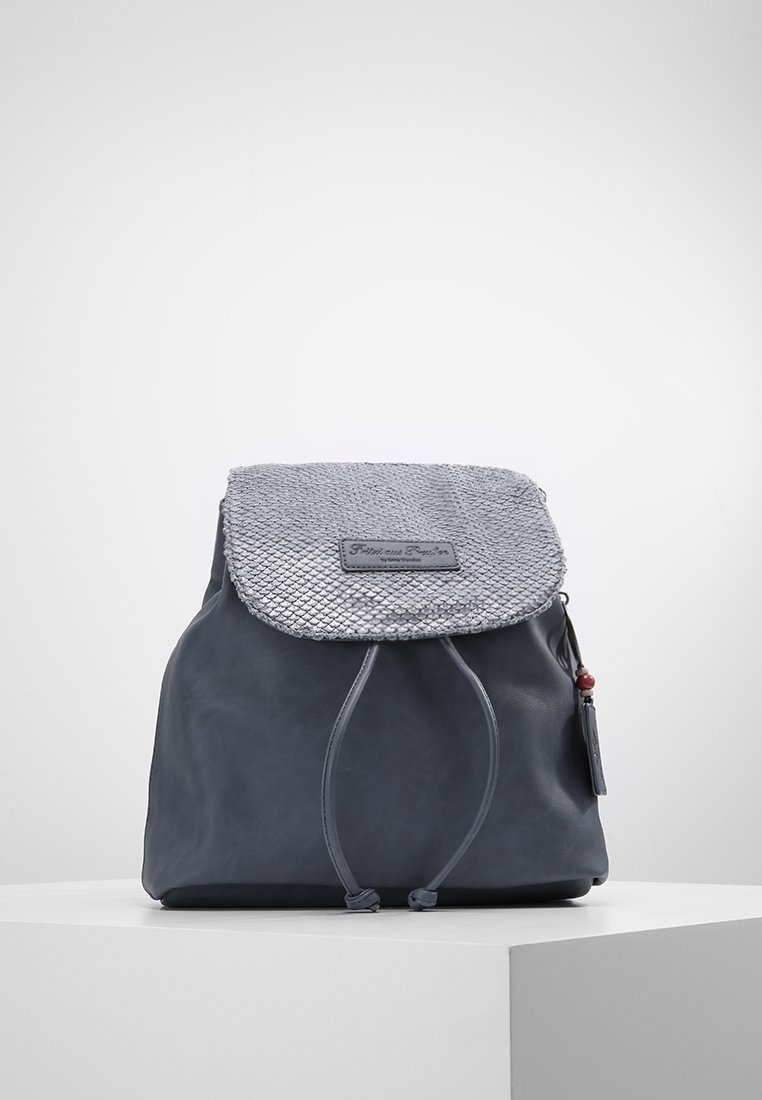 Sac à dos en cuir gris avec un rabat tissé gris texturé, une fermeture à cordon réglable et un petit accent rouge sur le côté.
