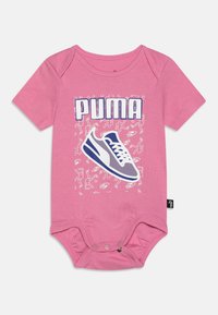 Rožinė trumpomis rankovėmis naudotis, turinti didelį mėlyną ir baltą „PUMA“ logotipą ir sportinio bato grafiką, su papildomais žaismingais dizainais fone.