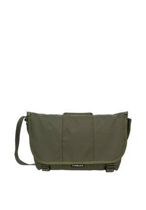 Olivgrüne Timbuk2 Messenger-Tasche mit verstellbarem Schulterriemen und einer Frontklappe, die mit zwei schwarzen Schnallen gesichert ist.