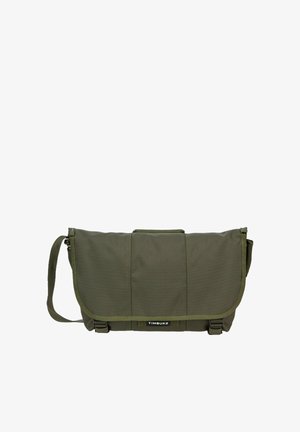 Olivgrüne Timbuk2 Messenger-Tasche mit verstellbarem Schulterriemen und einer Frontklappe, die mit zwei schwarzen Schnallen gesichert ist.