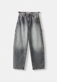 Jeans en denim gris délavé à jambes larges avec poches avant et arrière, passants pour ceinture, fermeture par bouton, et détail de sangle latérale sur fond uni.