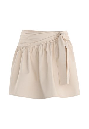 Beige mininederdel med høj talje, gathered stof og bred linning bundet med sløjfe på højre side.
