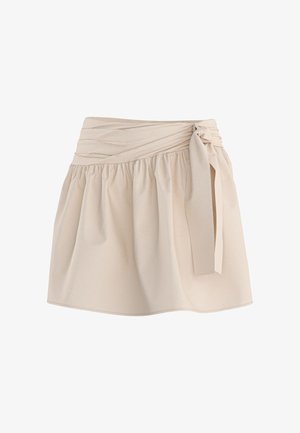 Minifalda beige de talle alto con tela fruncida y una cinturilla ancha atada en un lazo en el lado derecho.