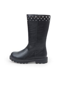 Stivale nero in pelle, alto fino al ginocchio, con una finitura testurizzata, caratterizzato da una suola robusta e dettagli a borchie lungo il bordo superiore.