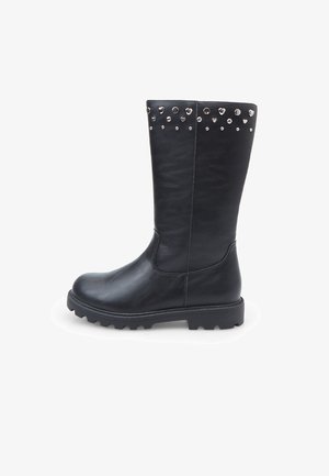 Crne kožne čizme do koljena s teksturiranim finišem, s robusnim potplatom i metalnim čavlima uz gornji rub.