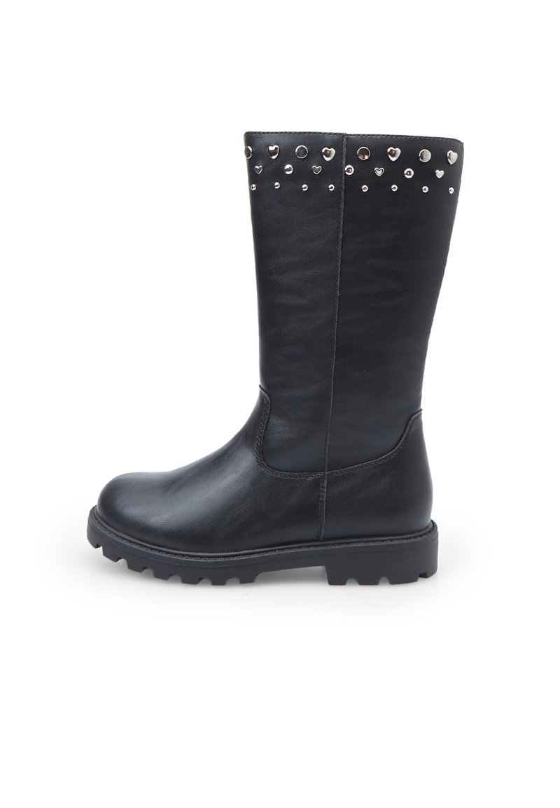 Stivale nero in pelle, alto fino al ginocchio, con una finitura testurizzata, caratterizzato da una suola robusta e dettagli a borchie lungo il bordo superiore.