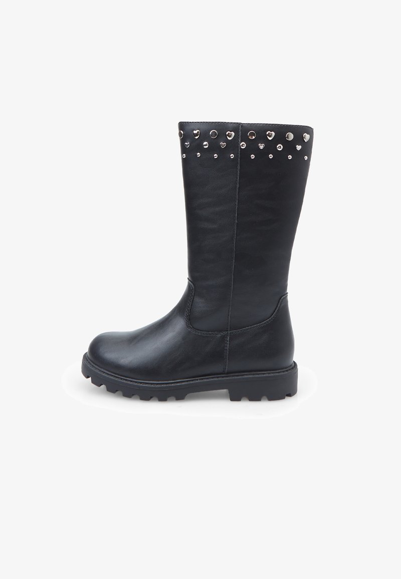 Vârful negru din piele, înalt până la genunchi, cu o finisare texturată, având o talpă robustă și accente cu ținte pe marginea superioară.