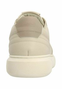 Beige leren sneakers met een ronde hak, een gestructureerde rubberen zool en minimaal stiksel. De achterkant toont een glad ontwerp en een gewatteerde kraag.