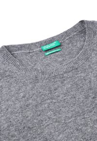 Szary dzianinowy sweter z okrągłym dekoltem, z prążkowanym kołnierzem i zielonymi metkami z napisem "United Colors of Benetton" oraz "Merino Italian yarn."