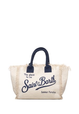 Sac fourre-tout en toile beige avec poignées bleu marine, bordure à franges et texte «The place to be Saint Barth Summer Paradise» à l'avant.