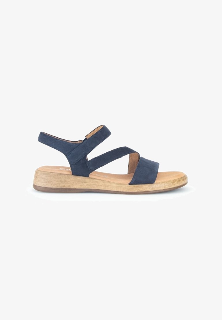 Sandale bleu marine à bout ouvert avec trois brides et une semelle intérieure rembourrée couleur beige sur une semelle à plateforme basse en bois.