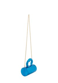 Borsa a mano in acrilico blu con forma cilindrica, dotata di manico superiore e tracolla in catena dorata. Texture liscia; finitura lucida.