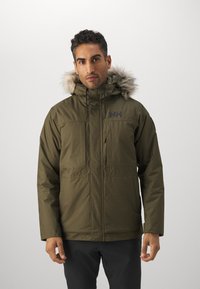 Maslinasto zeleni parka kaput s umjetnim krznom oko kapuljače, s dva prednja džepa, zatvaranjem na patentni zatvarač i logom na prsima. Glatka tekstura.