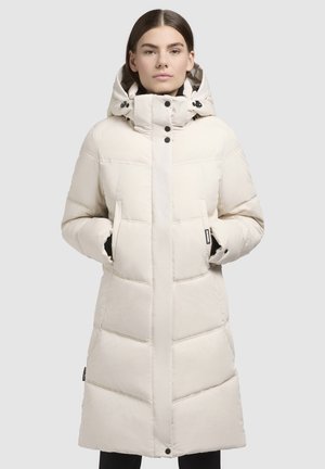 Weißer gepolsterter langer Mantel mit hohem Kragen, Druckknöpfen und seitlichen Taschen; zeichnet sich durch eine glatte Textur und eine taillierte Silhouette aus.