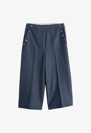 Tumed sinimustes denim culotid, sirgete jalgadega, voldidega ja kuue dekoratiivse hõbedase nööbiga vasakul küljel. Sile tekstuur.