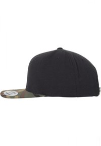 Căciulă de baseball neagră cu o vizieră cu model camuflat. Căciula are un design structurat și o țesătură texturată, cu o închidere tip snapback în spate.