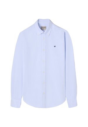 Camisa de manga larga a rayas azul claro con cuello abotonado, que presenta un pequeño logotipo bordado y botones de plástico blanco.