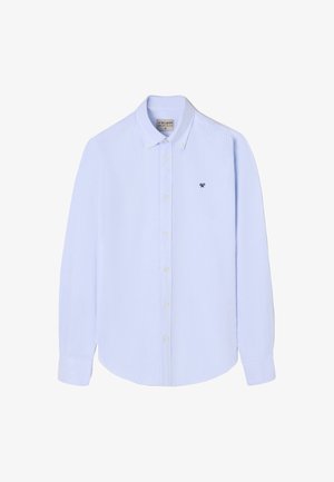 Camisa de manga larga a rayas azul claro con cuello abotonado, que presenta un pequeño logotipo bordado y botones de plástico blanco.