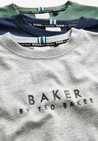 Tri majice u sivoj, mornarskoj i zelenoj boji. Pamuk s okruglim izrezima. Logo "BAKER by TED BAKER" otisnut u crnoj boji na sivoj majici.