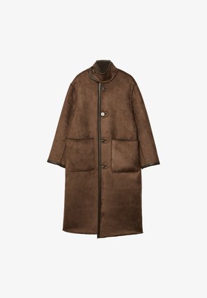 Dlouhý hnědý kožený kabát se střižením z beránka, s vysokým límcem, asymetrickým zapínáním na knoflíky, dvěma velkými předními náprsními kapsami a koženým lemováním na okrajích a manžetách.
