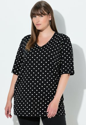 Schwarzes V-Ausschnitt-Oberteil mit weißen Punkten, kurzen Ärmeln, leichtem Stoff und lockerem Sitz. Details umfassen einen geraden Saum und eine weiche Textur.