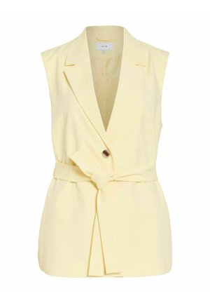Blazer sans manches jaune pâle avec revers crantés, fermeture par un bouton et ceinture en tissu nouée à la taille.