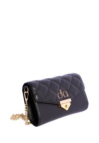 Bolso de mano de piel negra acolchada con un cierre dorado y cadena, que presenta un logo de diseñador en la parte delantera. Forma rectangular compacta.