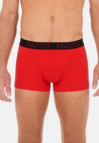 Boxer briefs rossi con una cintura elastica nera con accenti del logo. Realizzati in un materiale liscio e elasticizzato per comfort e vestibilità.