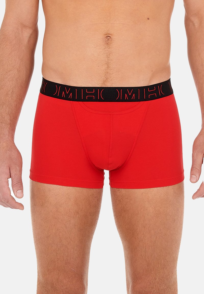 Boxer briefs rossi con una cintura elastica nera con accenti del logo. Realizzati in un materiale liscio e elasticizzato per comfort e vestibilità.