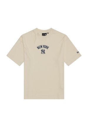 Beżowa koszulka z krótkim rękawem z napisem "NEW YORK" i logo New York Yankees w granatowym kolorze, umieszczonym na środku klatki piersiowej.