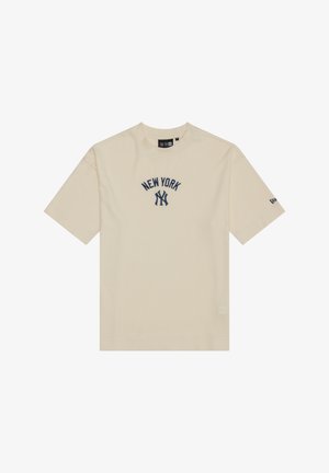 Beżowa koszulka z krótkim rękawem z napisem "NEW YORK" i logo New York Yankees w granatowym kolorze, umieszczonym na środku klatki piersiowej.