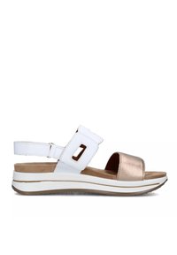 Sandal bianco con una fascia frontale in metallo rosa dorato, cinturino alla caviglia regolabile e suola spessa bianca. Texture morbida con una finitura liscia.