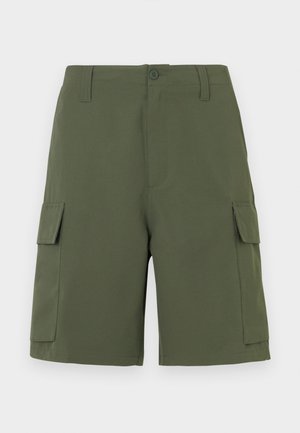 Πράσινα cargo σορτς από λεία ύφασμα, με δύο πλαϊνές τσέπες, εμπρόσθιο κουμπί και επίπεδη ζώνη μέσης. Καθαρός, απλός σχεδιασμός.