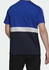 Camiseta de manga corta azul y marino con una franja blanca horizontal en el pecho. Material de algodón suave, diseño de cuello redondo, corte relajado.