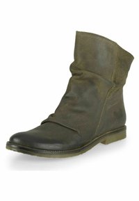 Hnědá kotníková bota z kůže se skládacím designem, kulatou špičkou, texturovaným svrškem a plochou gumovou podrážkou. Obsahuje nenápadný detail loga.