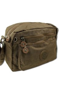 Braune Nylon-Schultertasche mit zwei vorderen Reißverschlusstaschen, einem runden Logopatch und runden Reißverschluss-Ziehern. Kompakte, rechteckige Form.