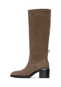 Bota de ante marrón hasta la rodilla, con punta rectangular, tacón cuadrado y una lengüeta en la parte trasera. Detalles de costura a lo largo de las costuras.