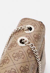 Brun mønstret håndtaske med en vævet tekstur, der har sølvkæde-accenter og nitter for ekstra detaljer. Kompakt design med en struktureret form.