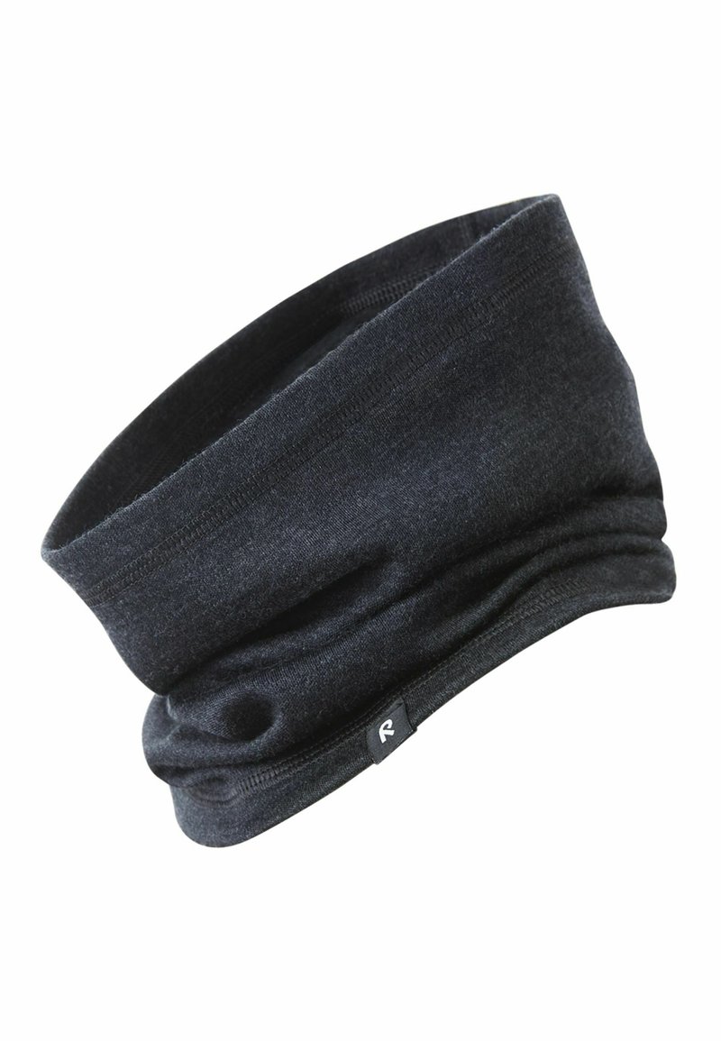 Czarny materiałowy kołnierz o bezszwowej konstrukcji, miękkiej teksturze i widocznym metce z logo. Elastyczny materiał zapewnia wygodne dopasowanie.