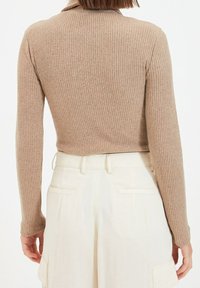 Trendyol Stickad tröja - brown