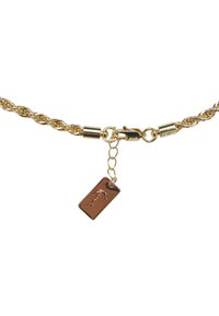 Aukso sukta grandinėlė su krabų užsegimu ir mažu stačiakampiu pakabučiu, ant kurio išgraviruotas skėčio dizainas.