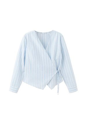 Blusa cruzada azul claro con finas rayas verticales blancas, mangas largas y cierre lateral con lazo.