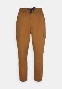 Pantalons cargo marron avec une taille élastique, cordon de serrage ajustable, poches latérales et tissu texturé. Présente des accents cousus sur les genoux.