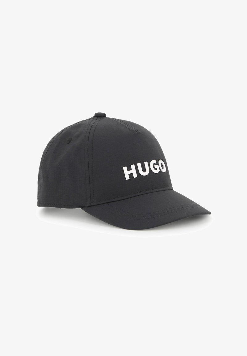 Casquette noire en tissu à texture unie, avec une visière incurvée et le mot « HUGO » en lettres blanches audacieuses à l'avant.